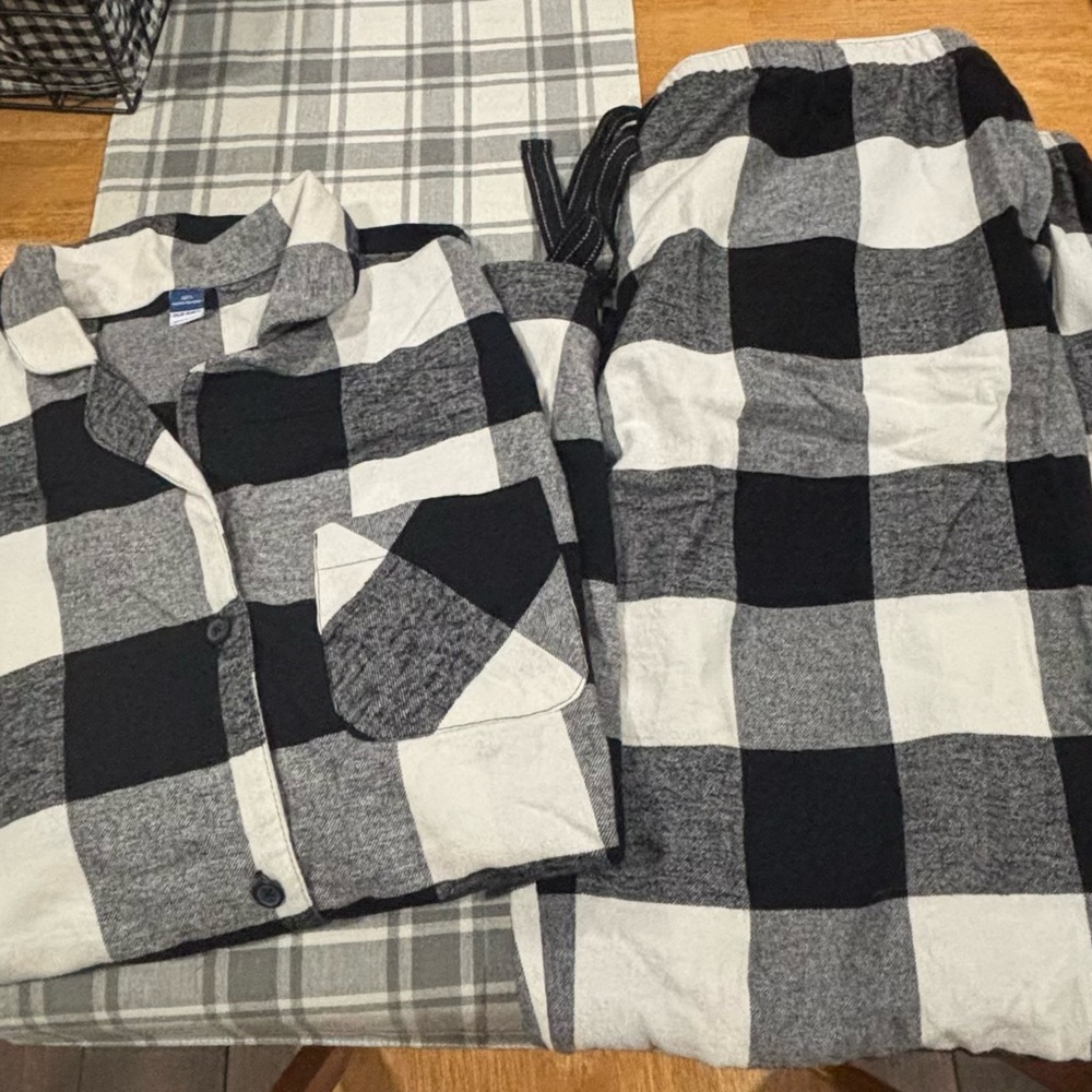 Old Navy Black White Gray Buffalo Plaid Pajama Set